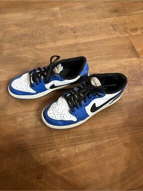 Nike Low-Top Sneakers in White, Blue & Black